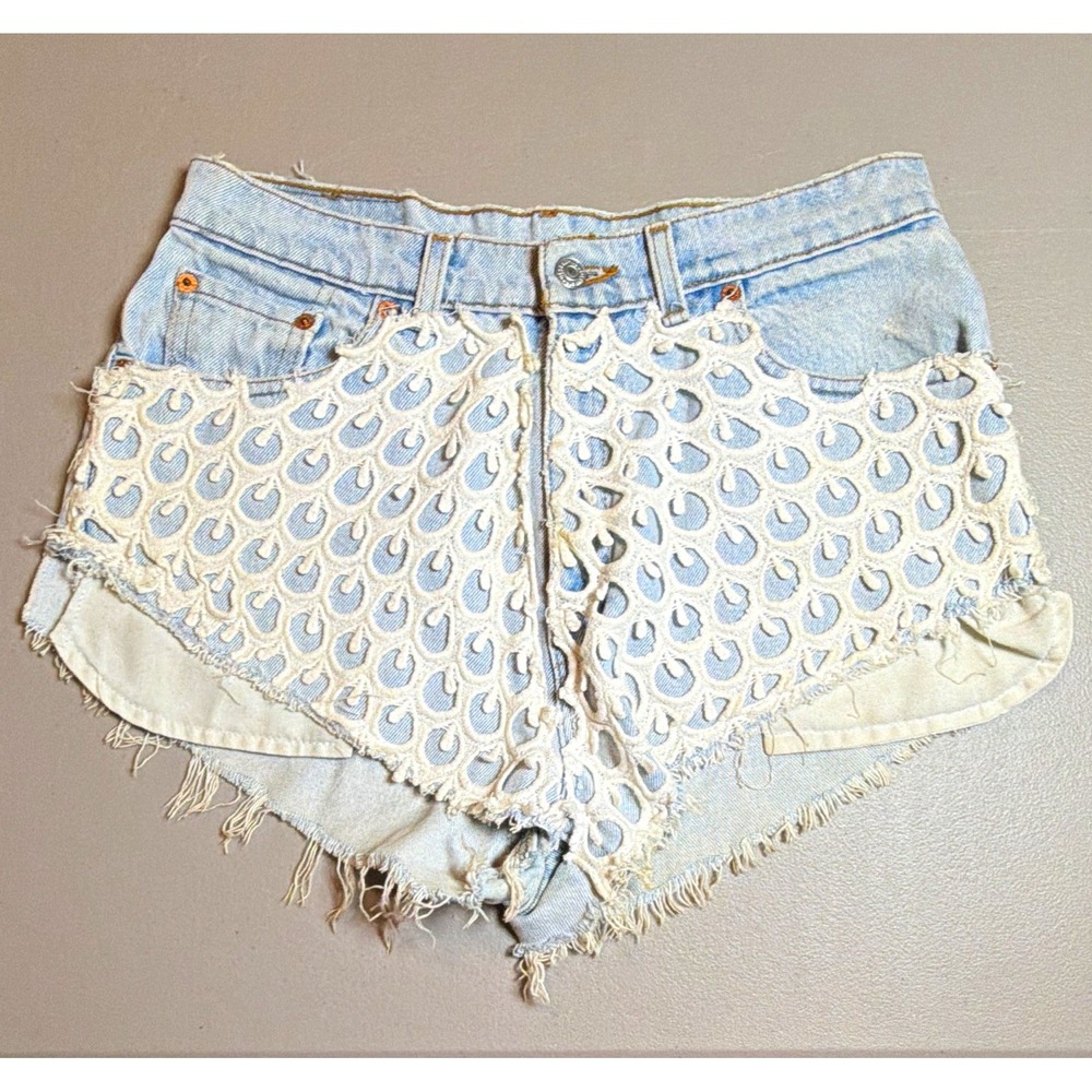 Levi's 512 Women's Slim Fit Light Wash Denim Cut Off Fringe Shorts Size 12